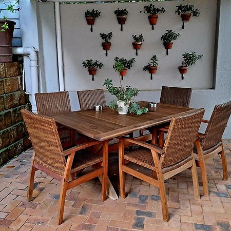 Four Palms Accommodation Дурбанвиль Экстерьер фото